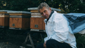 7 października na kolejną pasiekę powróciło życie! Bank Pszczeli przekazał w pełni przygotowane do zimy pszczoły Panu Bogdanowi, pszczelarzowi ze Zwierzyńca, któremu końcem lipca nieznany sprawca wytruł 20 pszczelich rodzin ustawionych przez pszczelarza w Zubowicach na uprawie fasoli. Pomoc jest całkowicie bezinteresowna i nieodpłatna. Bank Pszczeli został stworzony w Rzeszowie przez braci Rafała i Macieja Szela, którzy po własnych doświadczeniach stworzyli prawdopodobnie pierwszą tego typu instytucję na świecie. Końcem 2018 roku nieznany sprawca celowo wytruł 2,5 mln pszczół z 66 rodzin w pasiece Rafała.